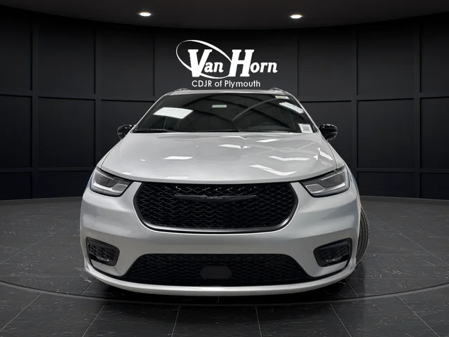 New 2026 Silver Mist Clear-Coat Exterior Paint Chrysler Select image 10