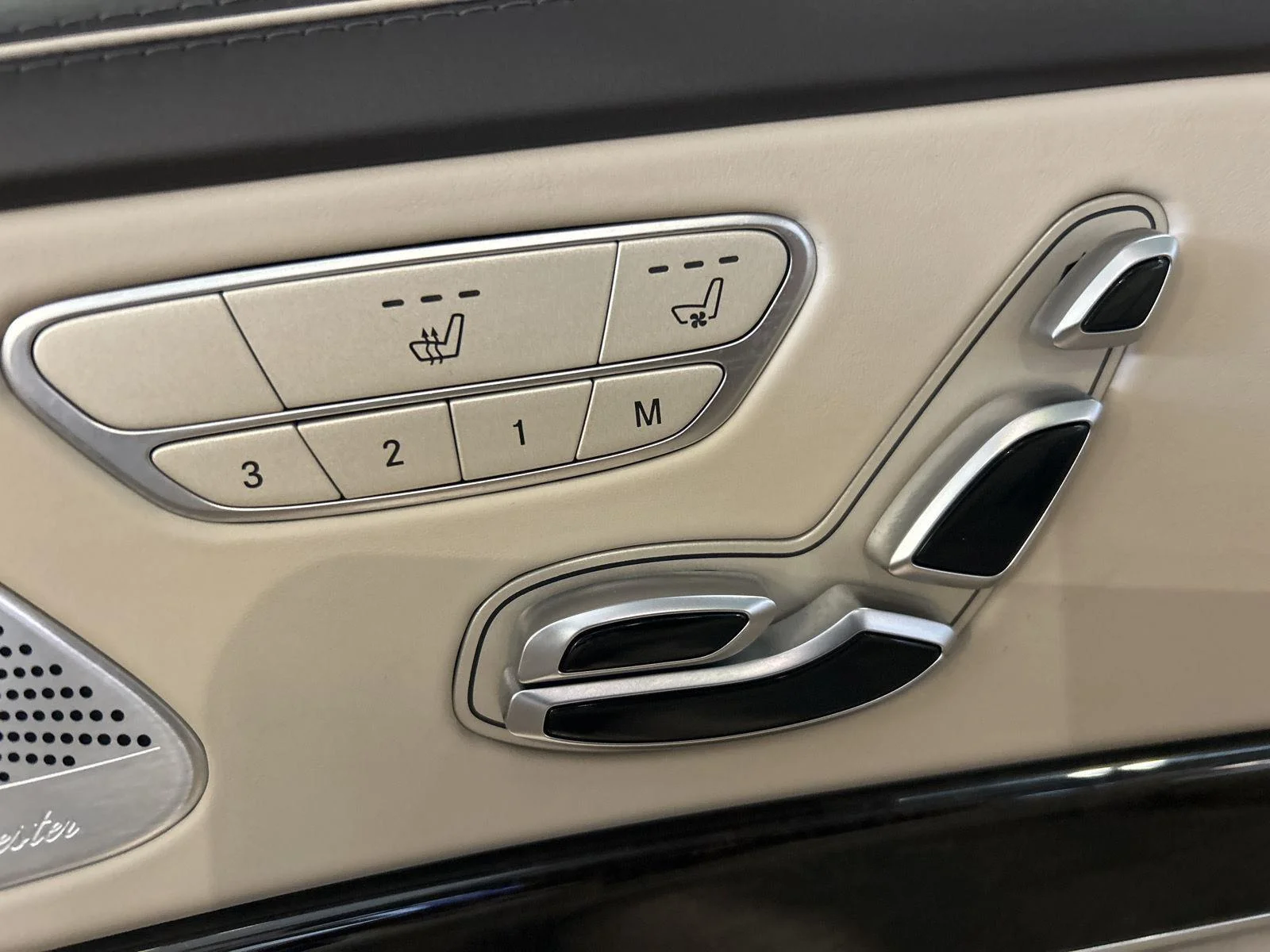 Used 2019 Anthracite Blue Metallic Mercedes-Benz Maybach S 560 image 24