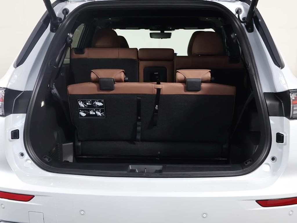 New 2026 White Mitsubishi SEL image 25