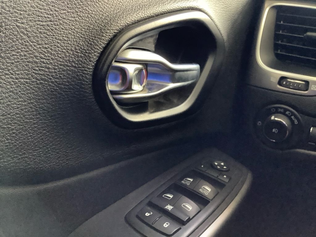 Used 2021 White Jeep Latitude Plus image 12