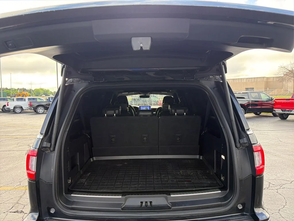 Used 2019 Black Metallic Lincoln Reserve image 22