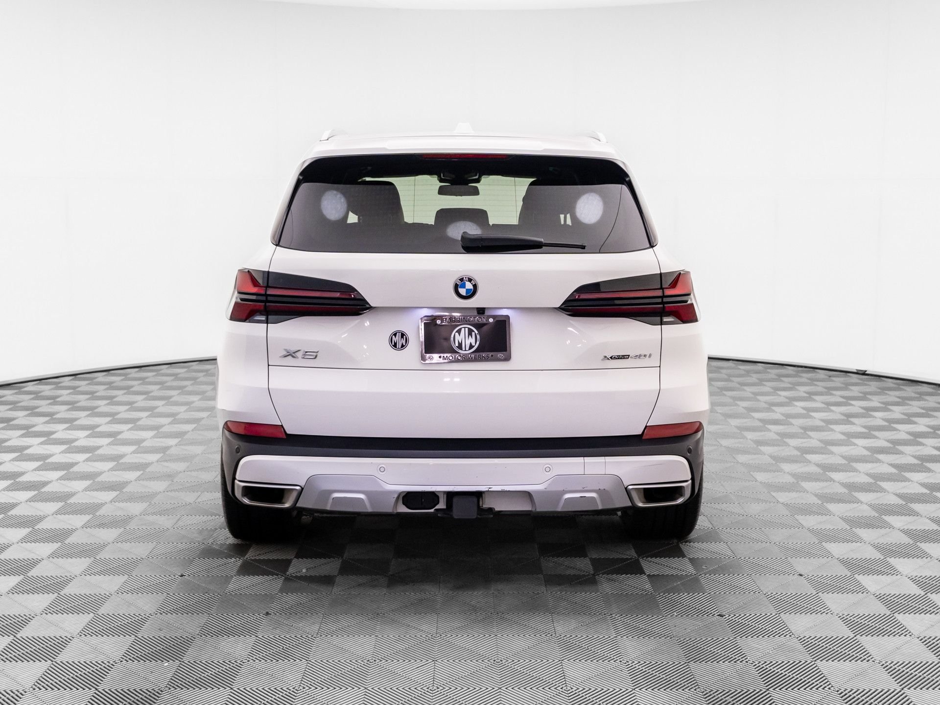 Used 2024 White BMW xDrive40i image 4