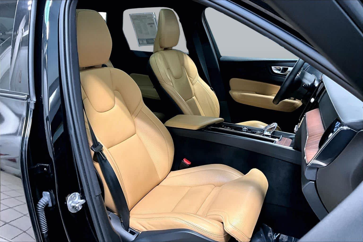 Used 2024 Onyx Black Metallic Volvo Ultimate Dark Theme image 8