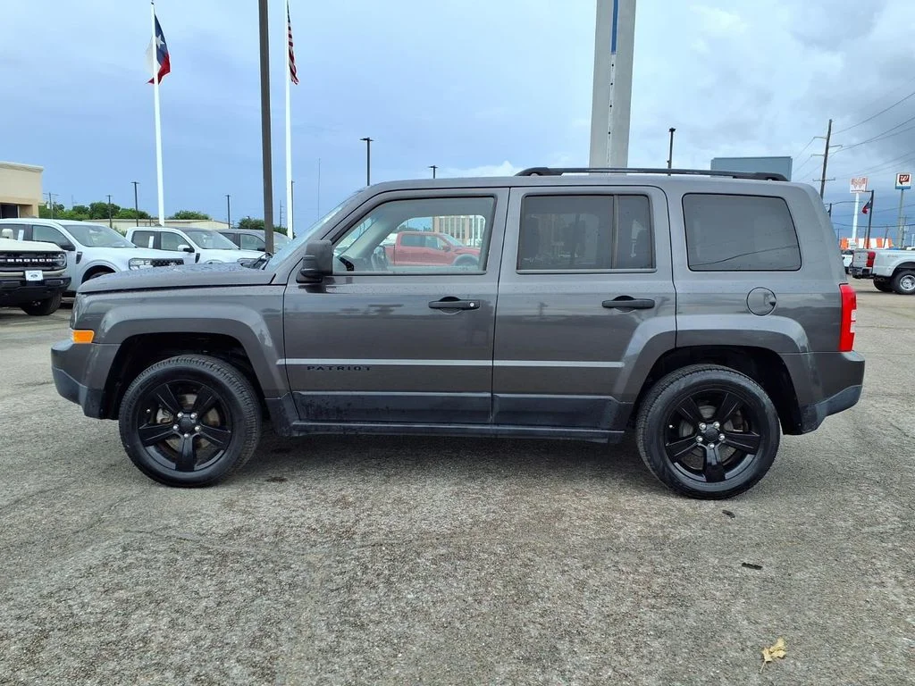 Used 2014 Gray Jeep Sport image 19