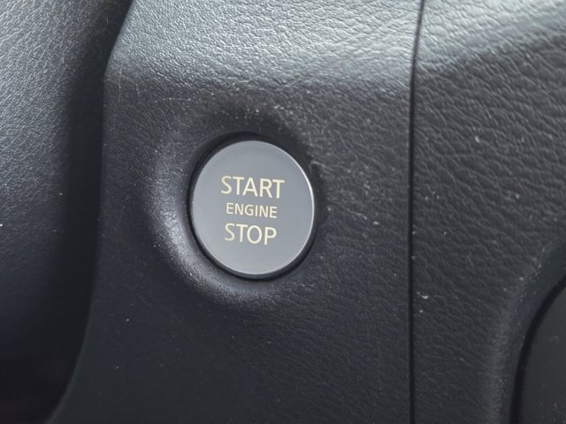 Used 2022 Glacier White Nissan  image 18