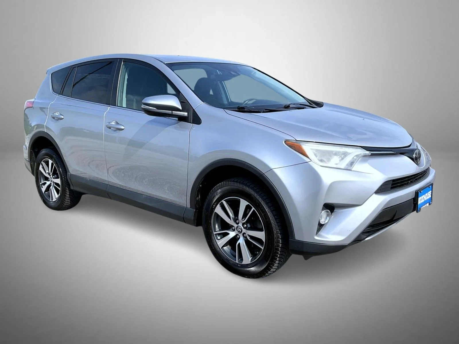 Used 2018 Silver Toyota XLE image 3