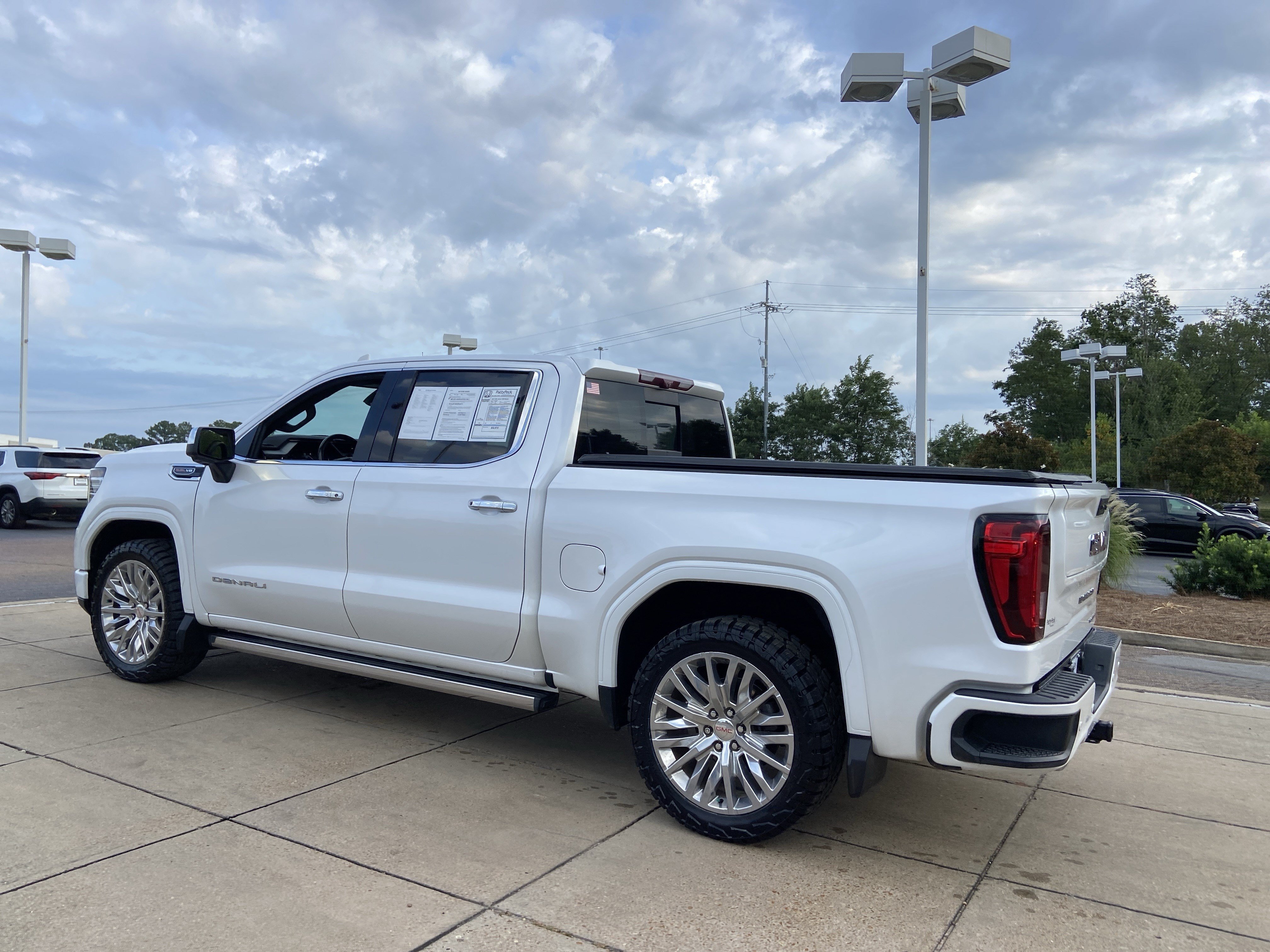 Used 2022 White Frost Tricoat GMC Denali image 8