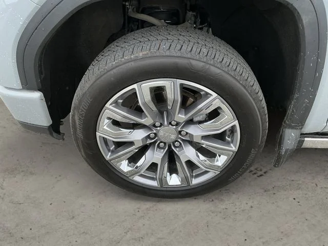 Used 2025  GMC Denali image 9