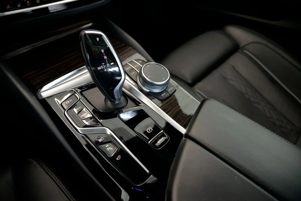 Used 2021 White BMW 530e iPerformance image 25