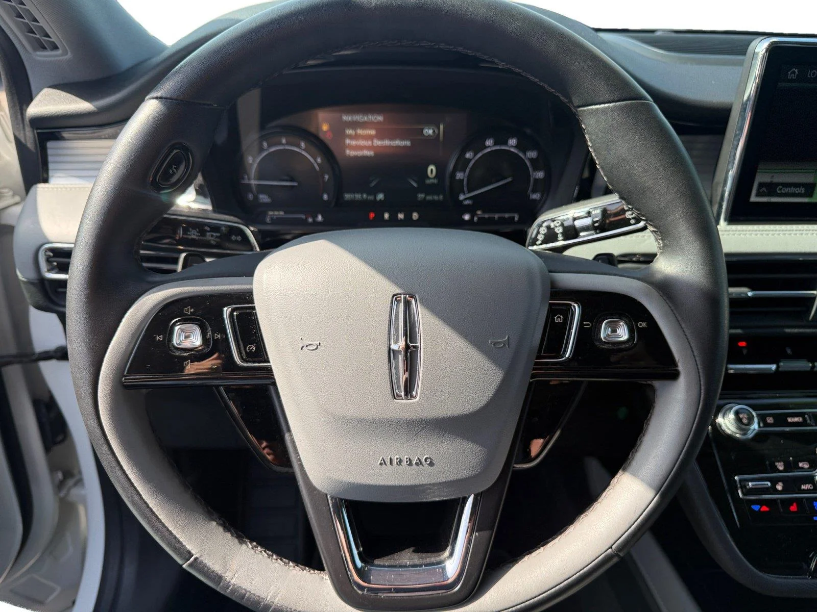 Used 2022 Pristine White Lincoln Standard image 13
