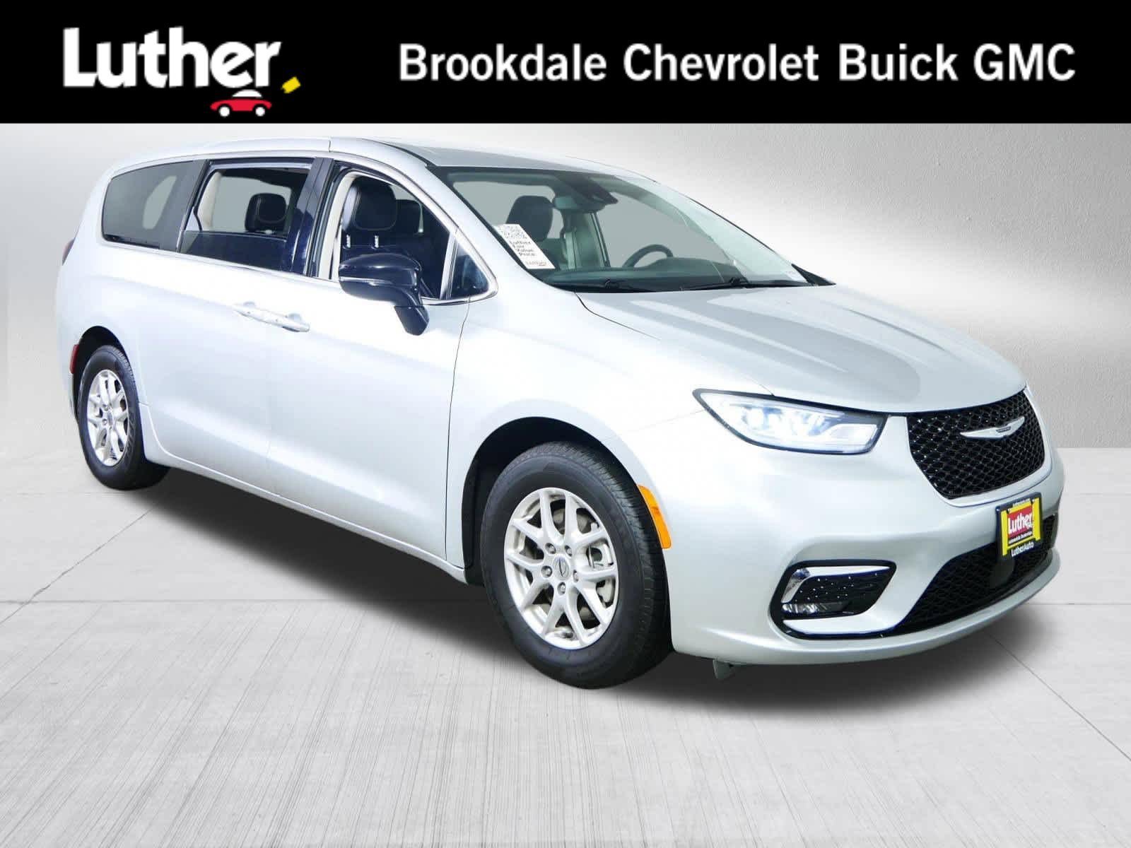 2024 Chrysler Pacifica Touring L's photo