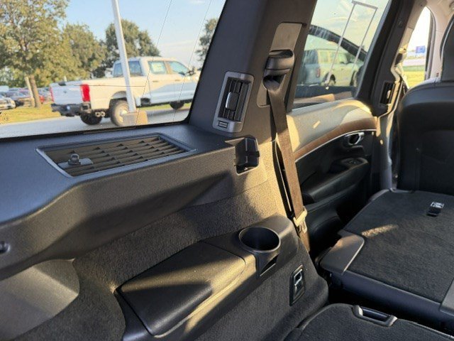Certified Used 2023 Onyx Black Metallic Volvo Plus Bright Theme image 32