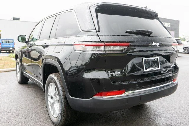 New 2026 Diamond Black Crystal Pearl-Coat Exterior Paint Jeep Laredo X image 7