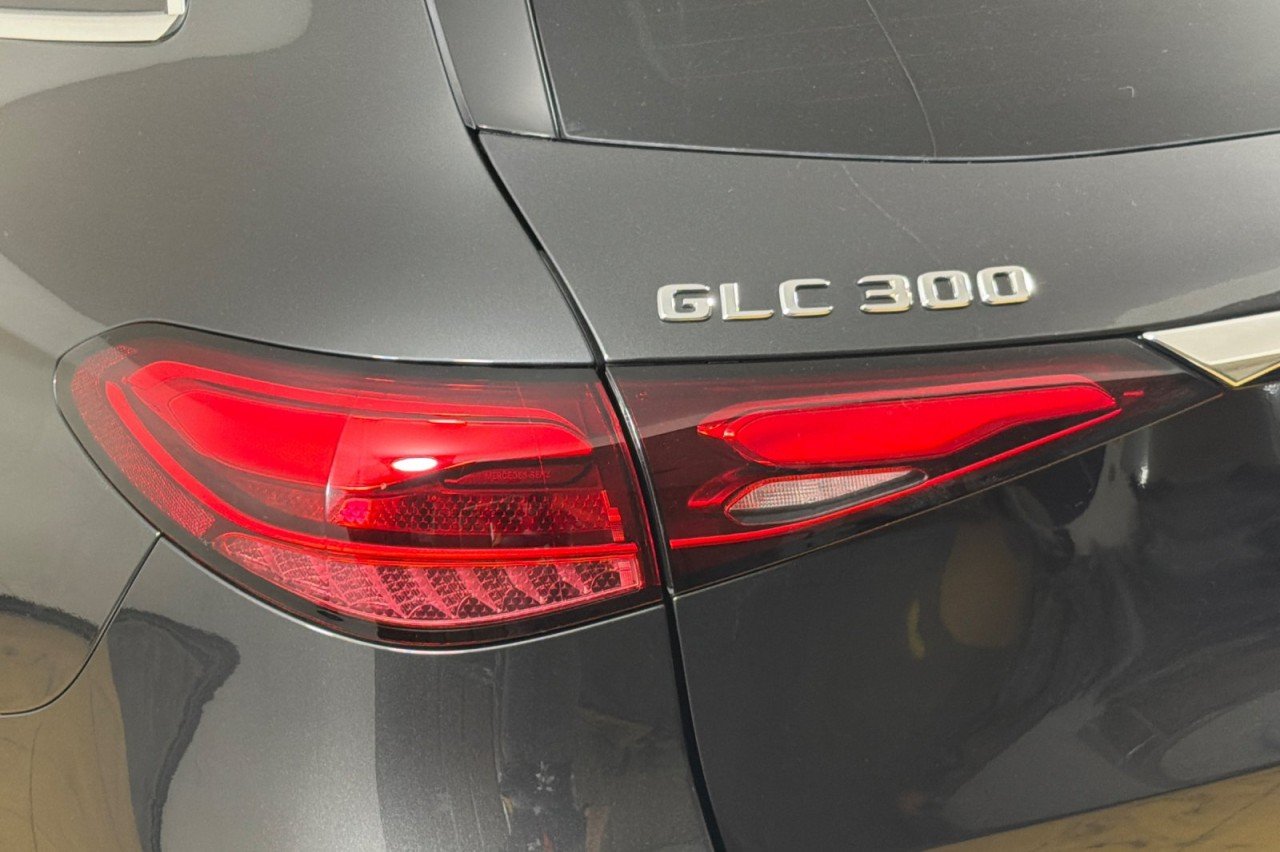 Used 2026 Graphite Grey Metallic Mercedes-Benz GLC 300 image 26