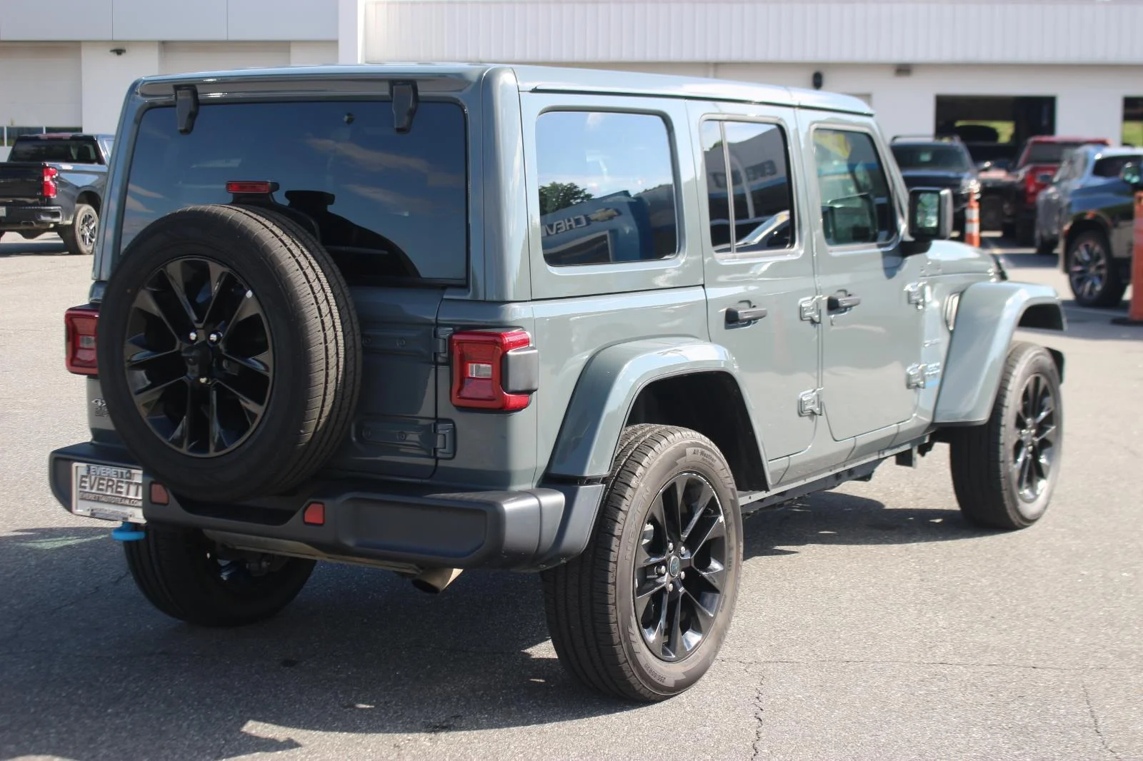 Used 2024 Grey Jeep Sahara image 7