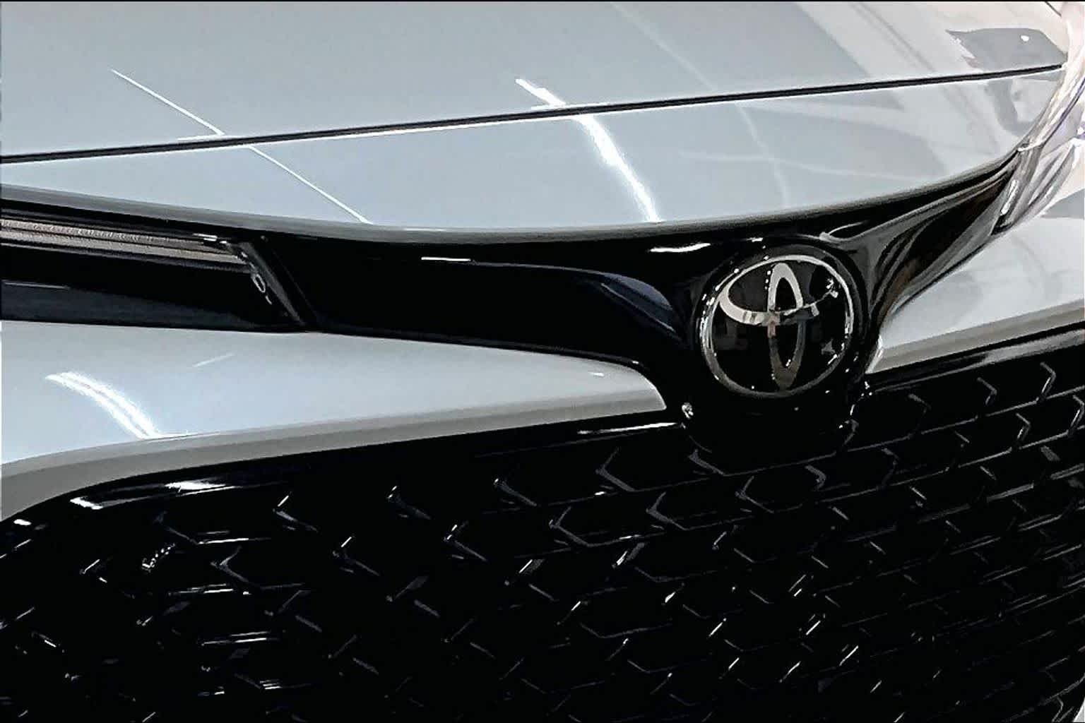 Used 2025 Wind Chill Pearl Toyota SE image 29