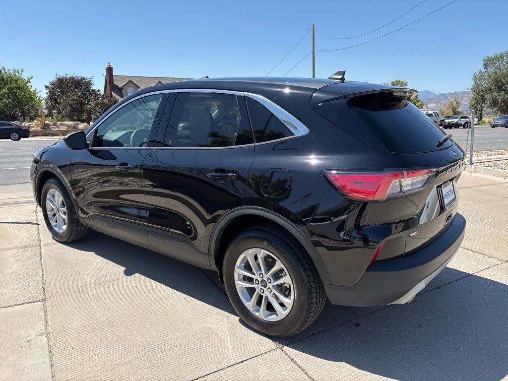 Used 2022 Black Ford SE image 7