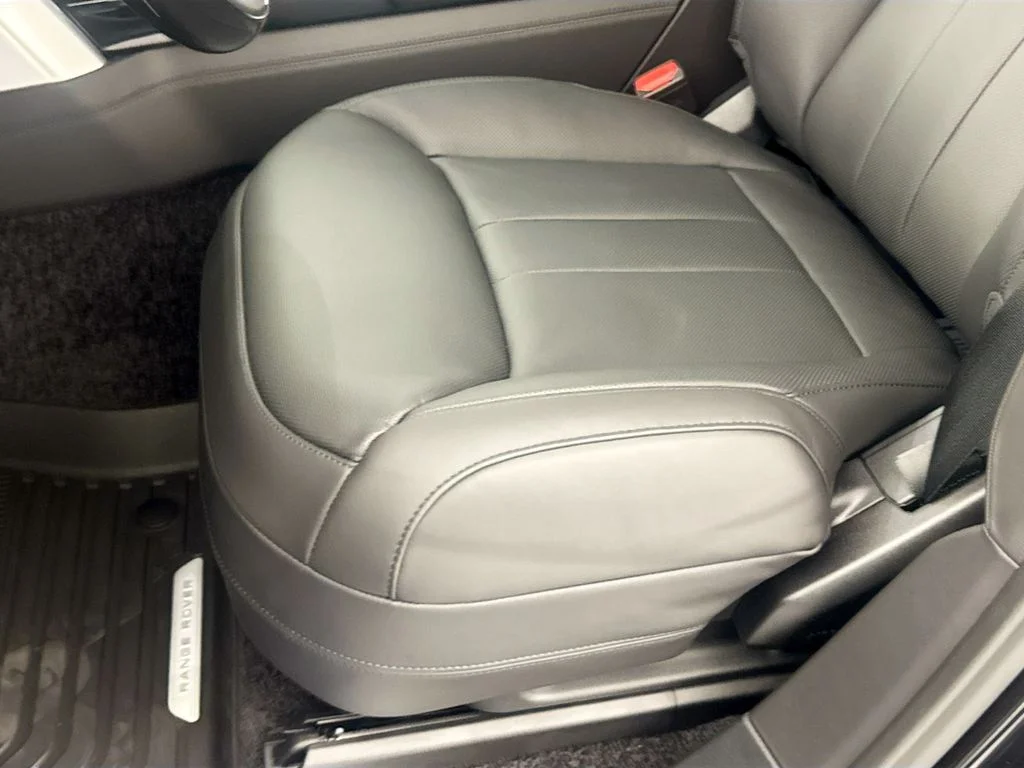 New 2026 Santorini Black Land Rover SE image 19
