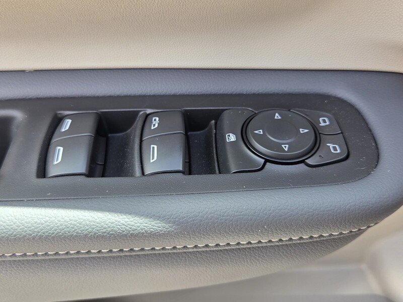 Used 2022 White Frost GMC AWD 4DR DENALI image 23