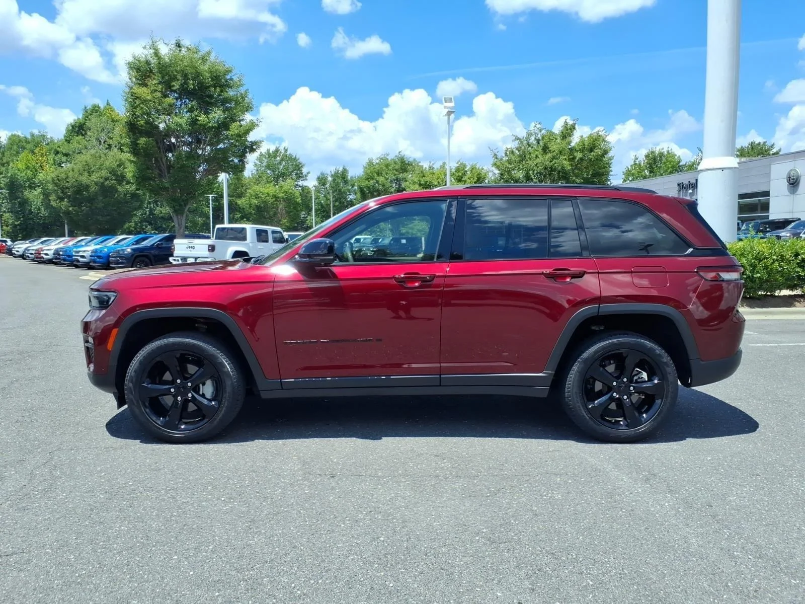 Used 2023 Velvet Red Pearlcoat Jeep Limited image 3
