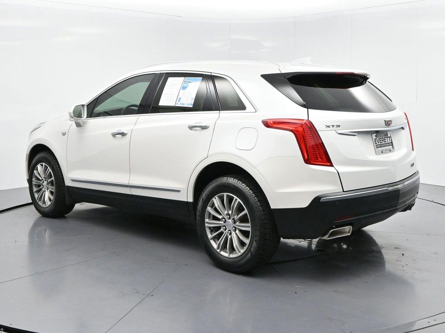 Used 2017 CRYSTAL WHITE TRICOAT Cadillac Luxury FWD image 5