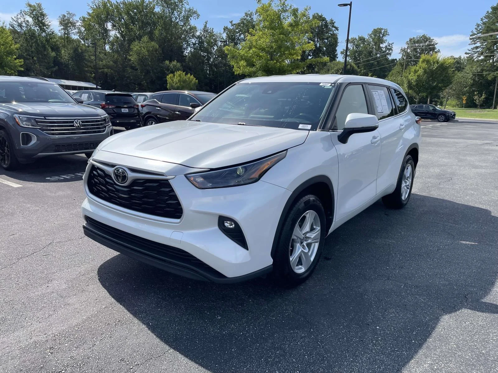 Used 2023 Off-white Toyota LE image 3