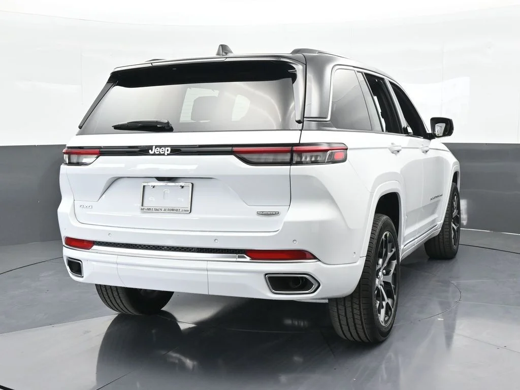 New 2025 Bright White Clear-Coat Exterior Paint Jeep Summit Reserve image 4