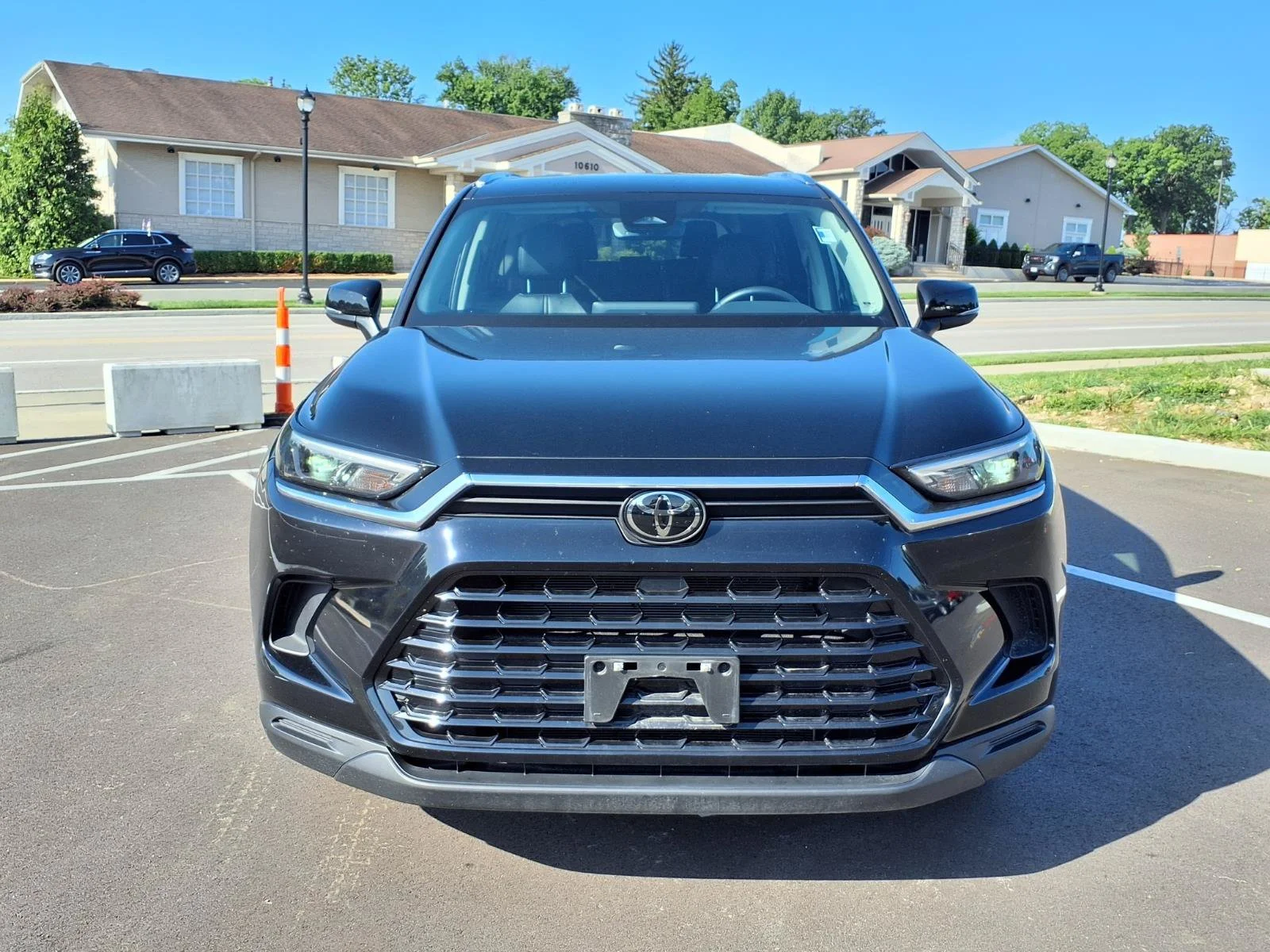 Used 2025 Midnight Black Metallic Toyota XLE image 31
