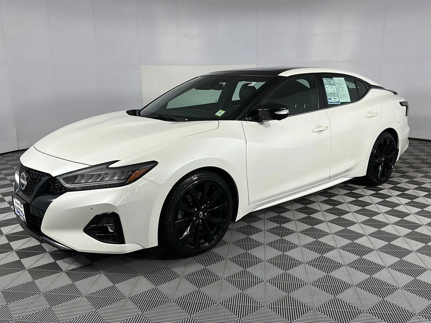 Used 2023 Pearl White Tricoat Nissan SR image 5