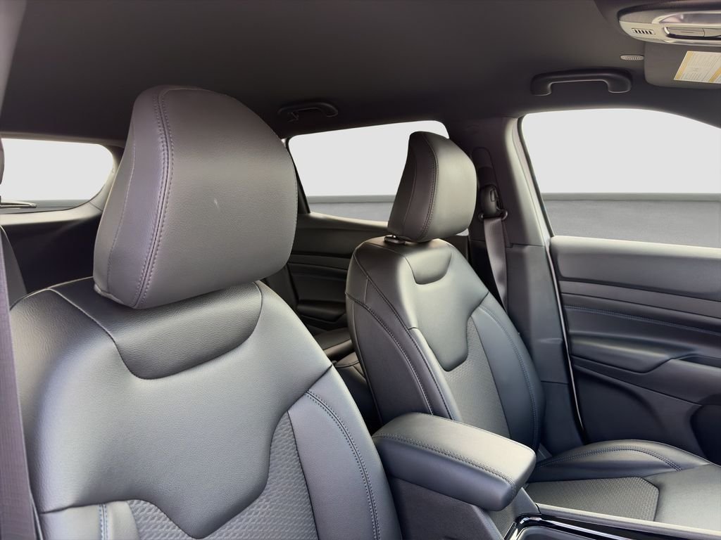 New 2026 Bright White Clearcoat Jeep Latitude image 13