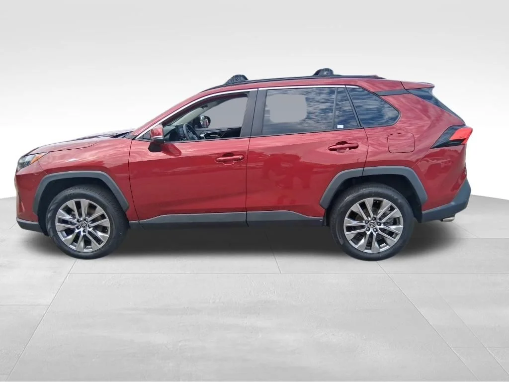 Used 2022 Red Toyota XLE Premium image 9