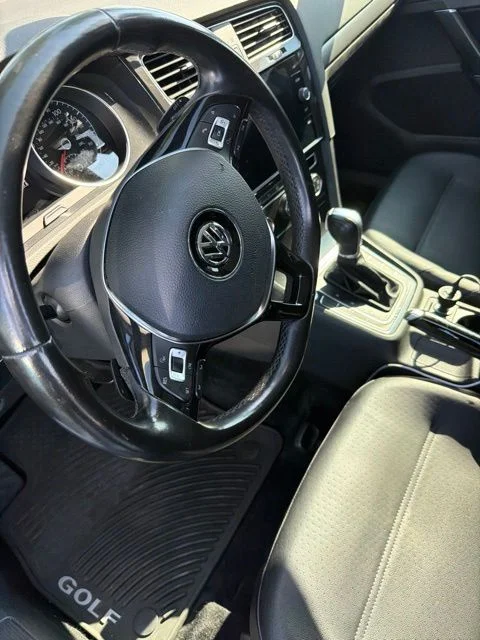 Used 2018 Gray Volkswagen SE image 6