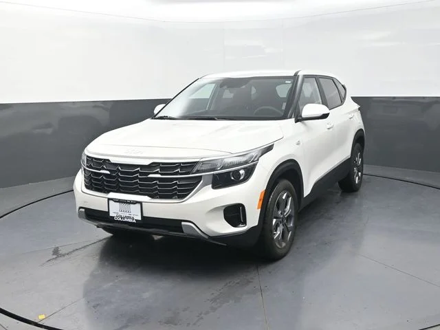 Used 2024 White Kia LX image 5
