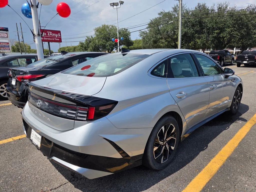 Used 2025 Silver Hyundai SEL image 5