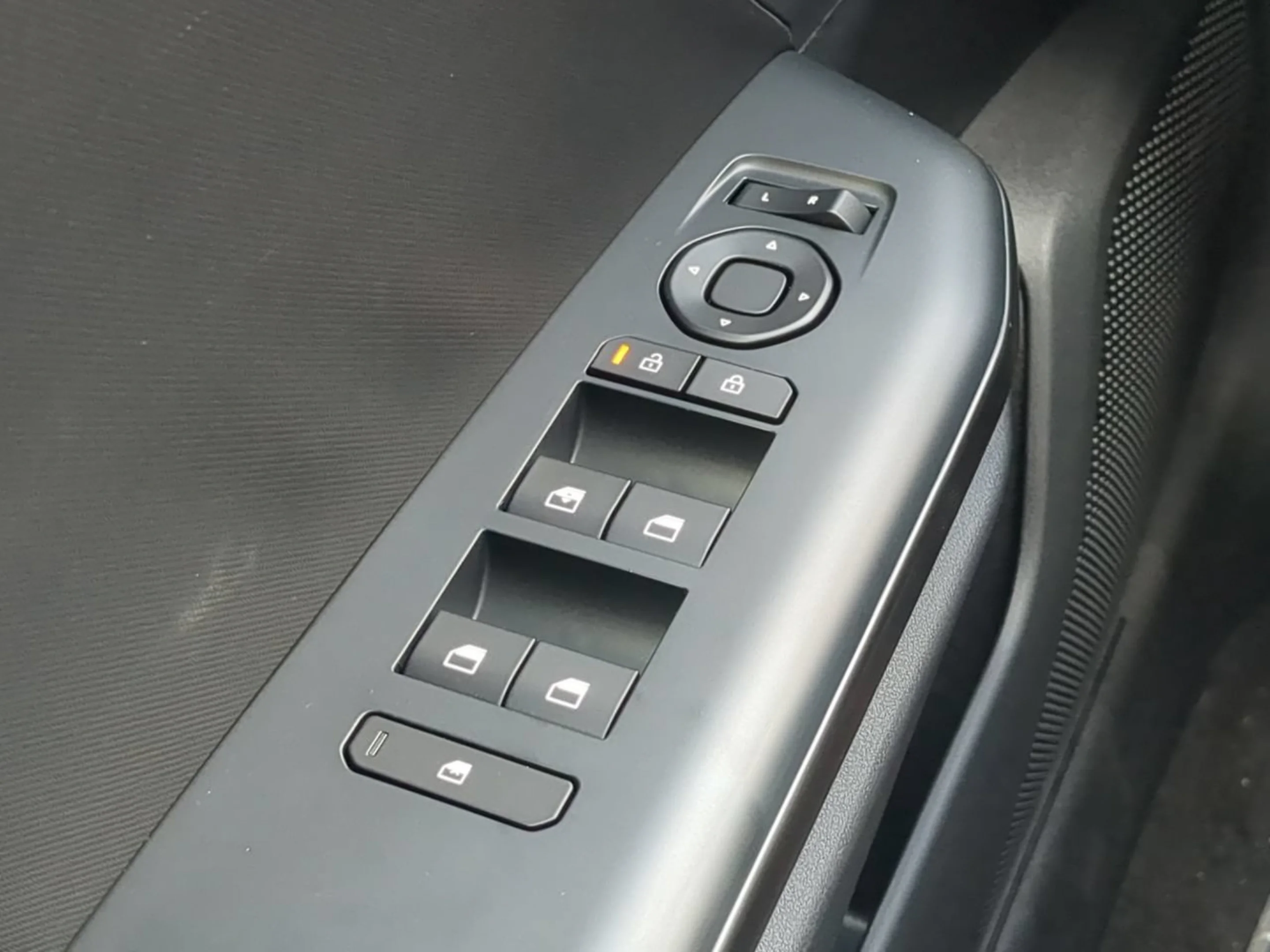 New 2026 Snow White Pearl Kia LXS image 17