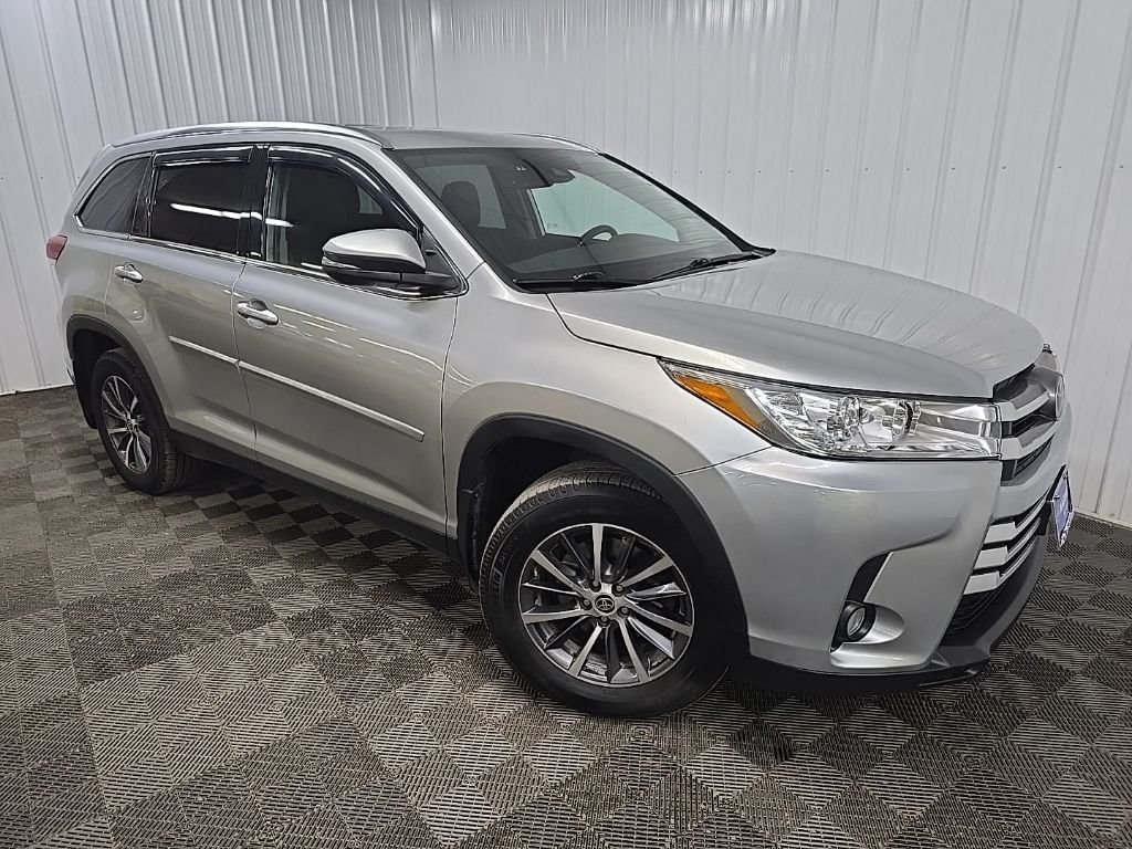 Used 2019 Silver Toyota XLE image 7