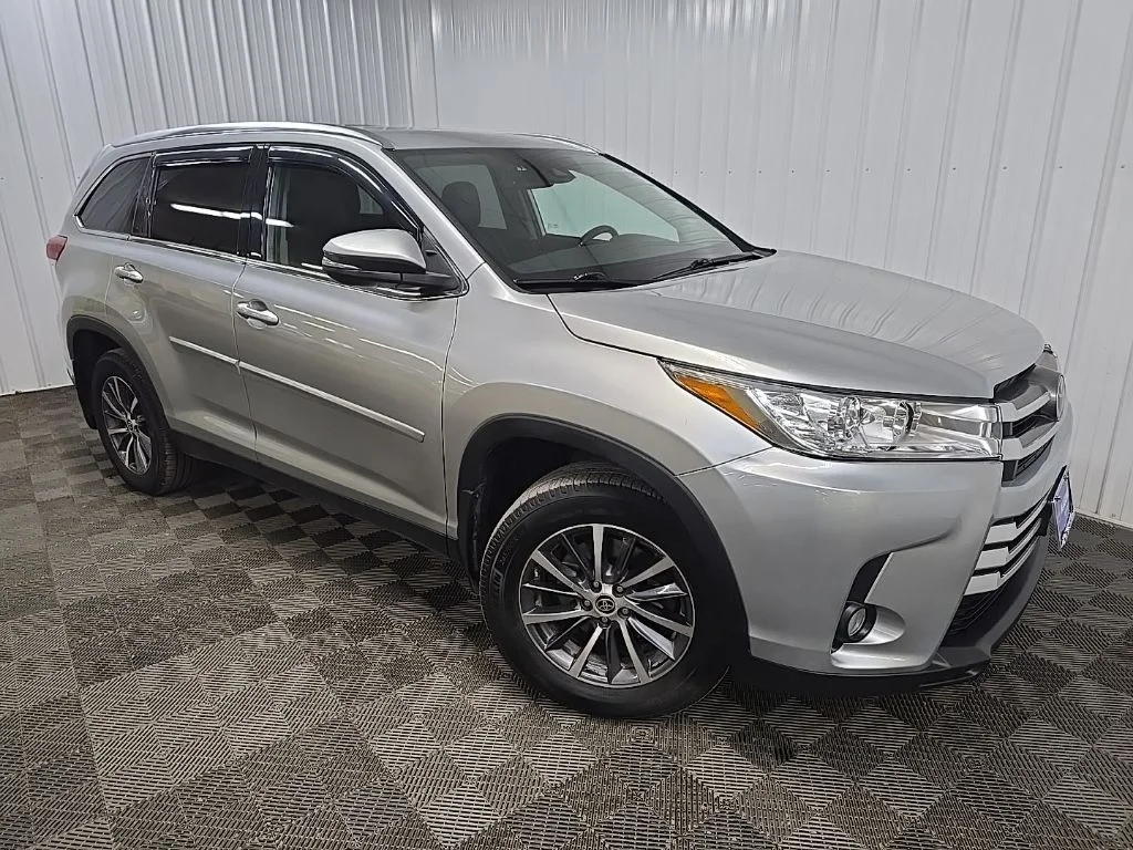 Used 2019 Silver Toyota XLE image 7