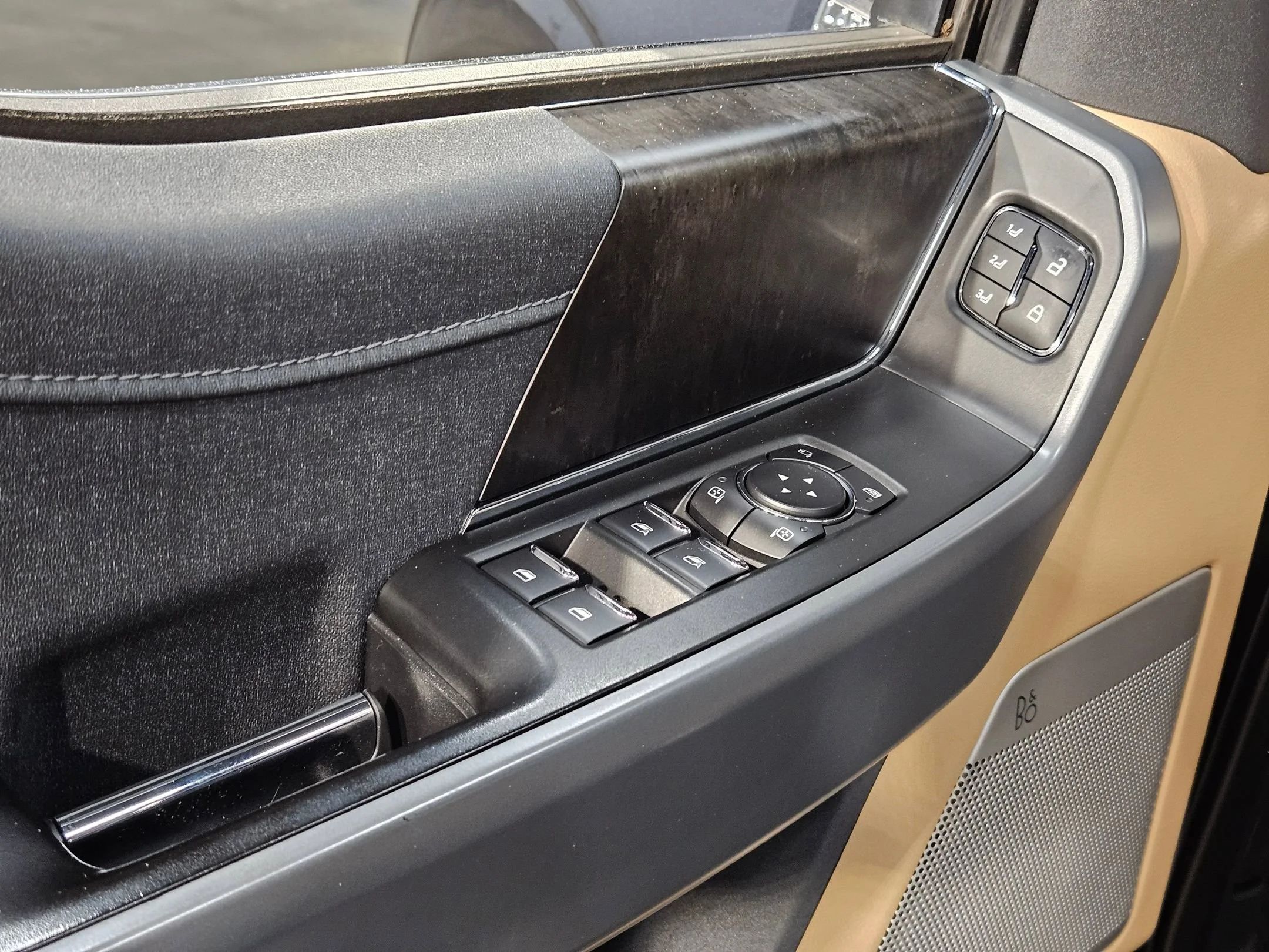 Used 2022 Smoked Quartz Metallic Tinted Clearcoat Ford LARIAT image 21