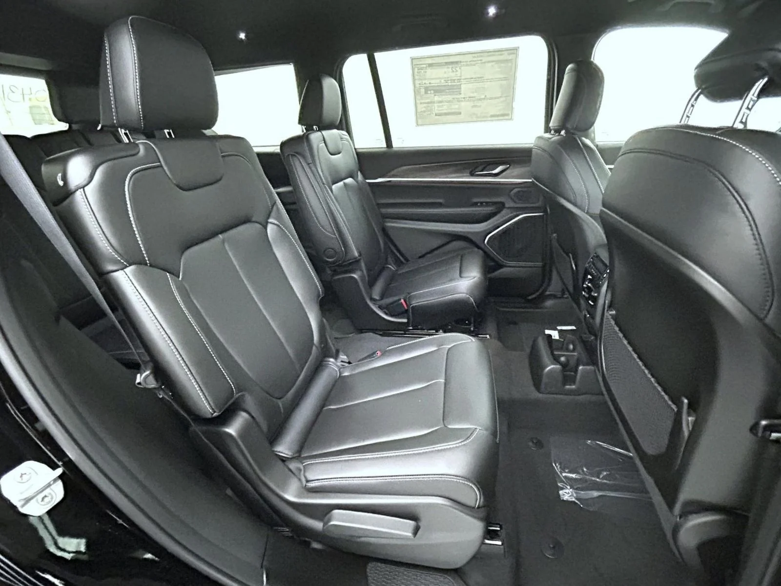 New 2026 Diamond Black Crystal Pearlcoat Jeep Limited image 18