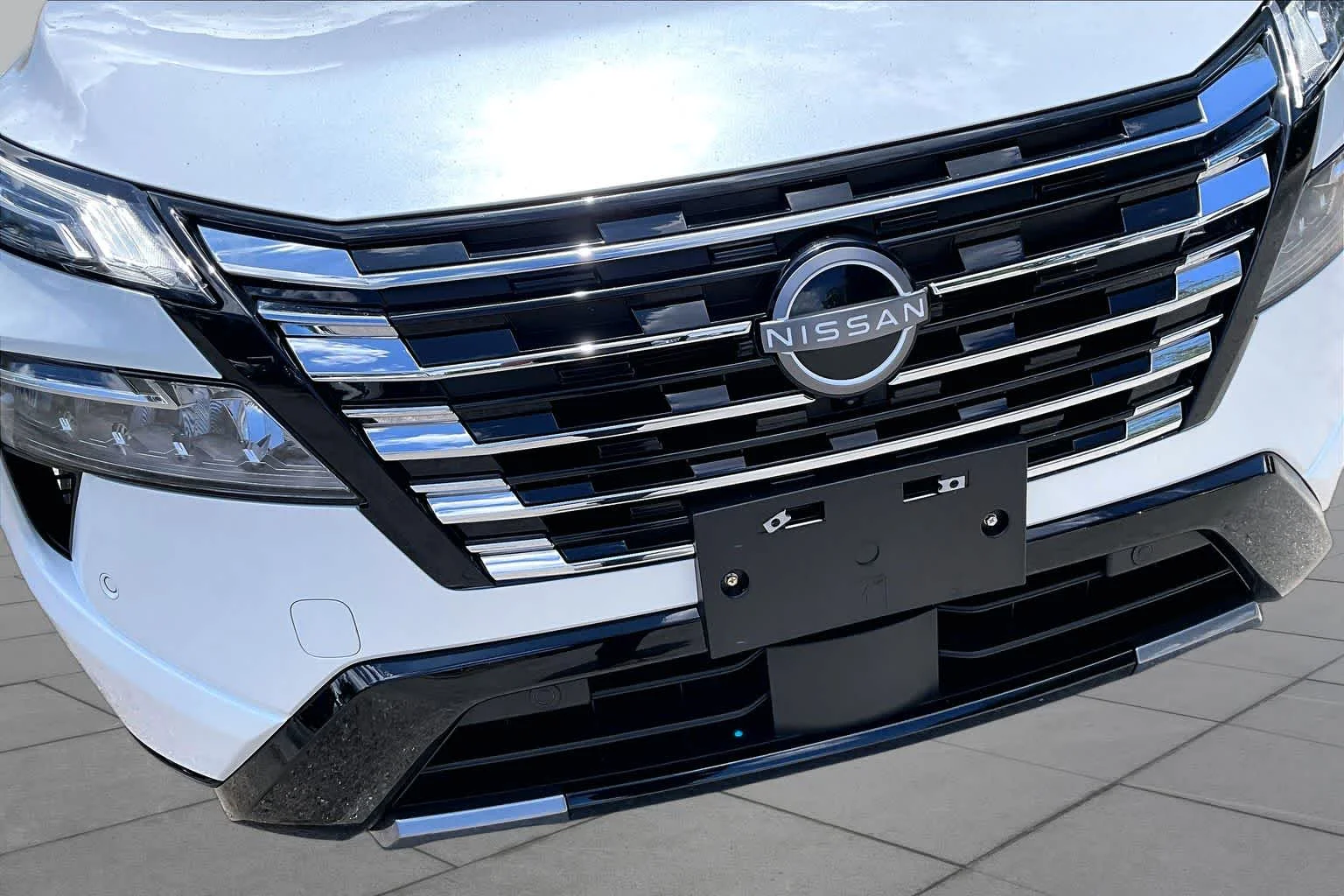 Used 2025 Everest White Pearl Nissan Platinum image 30