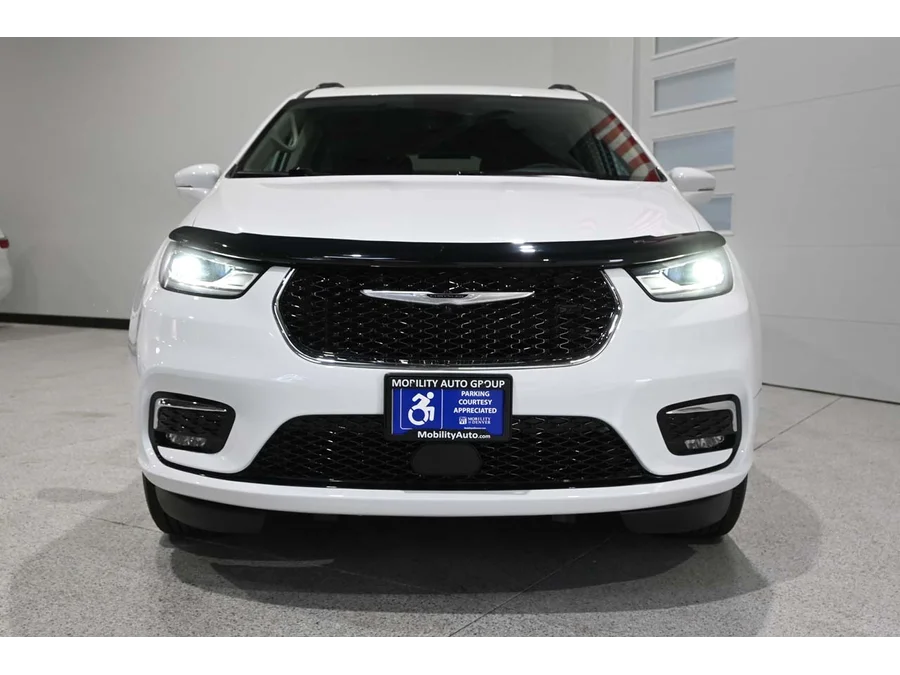 Used 2022 WHITE Chrysler Touring L Mobility Handicap Van image 4