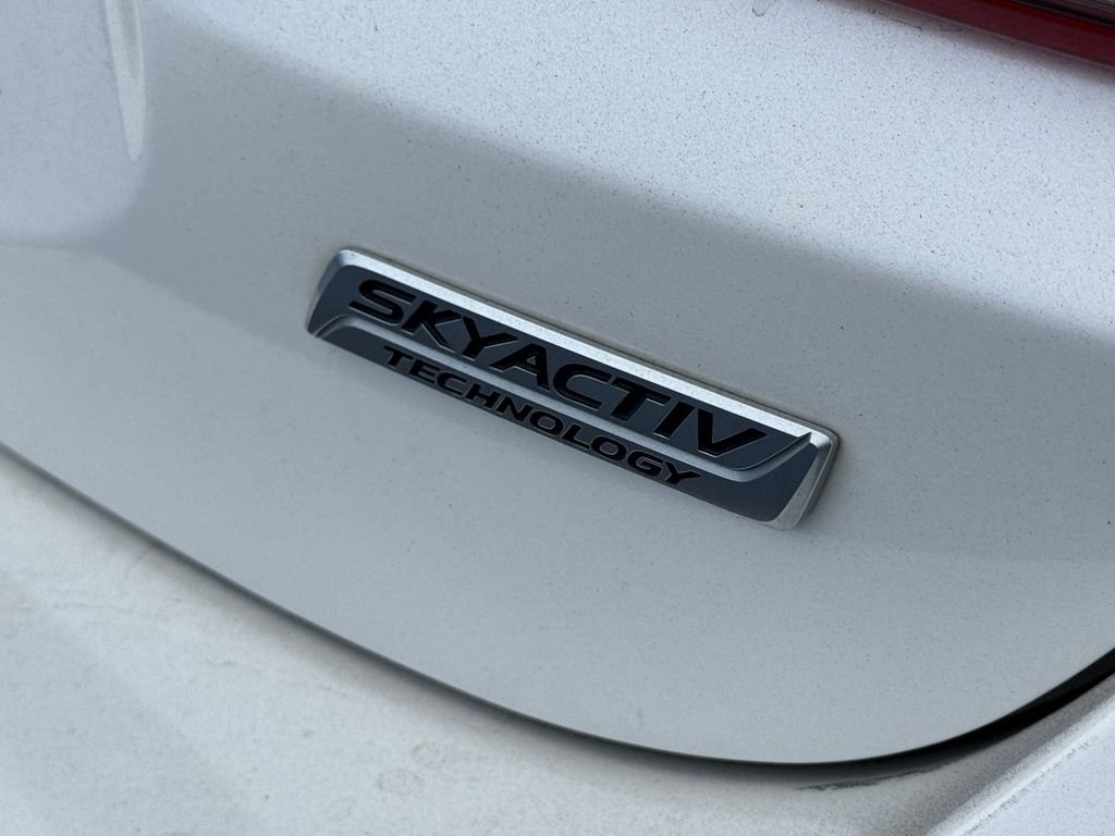 Used 2015 White Mazda i Sport image 21