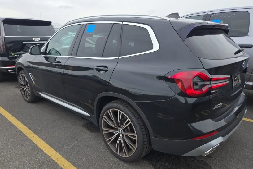 Used 2022 Black Sapphire Metallic BMW xDrive30i image 2