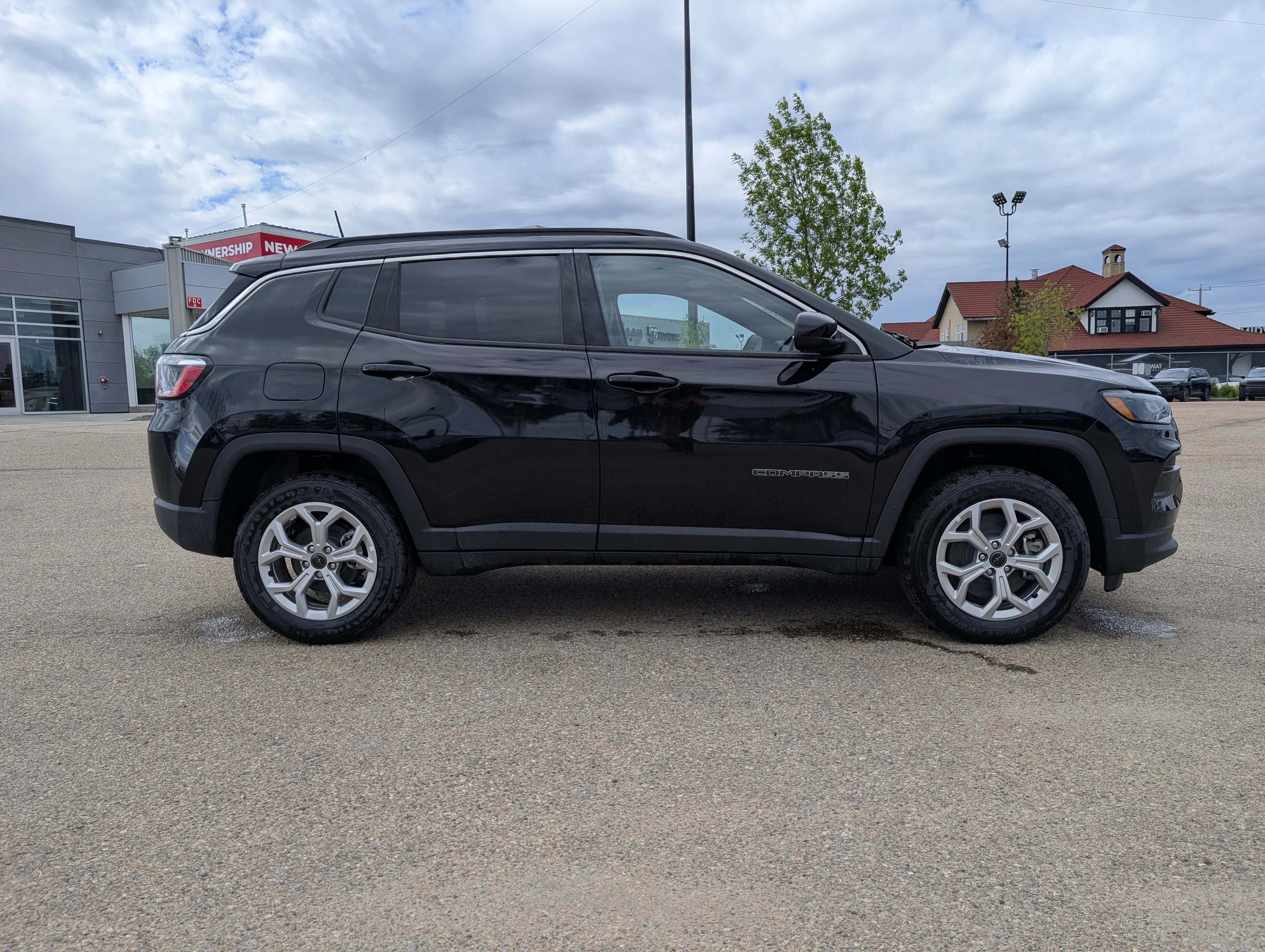 New 2026 Diamond Black Crystal Pearl Jeep North image 8