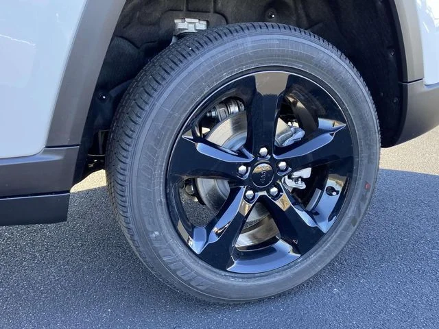 New 2025 Bright White Clear-Coat Exterior Paint Jeep Altitude image 9