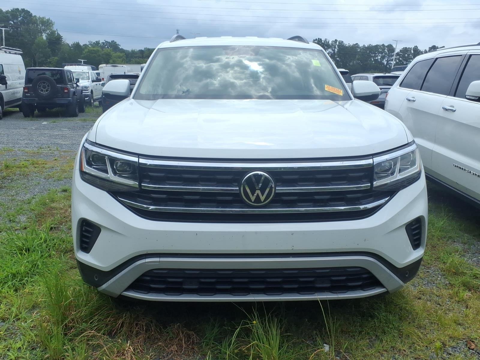 Used 2023 Pure White Volkswagen 3.6L V6 SE w/Technology image 4
