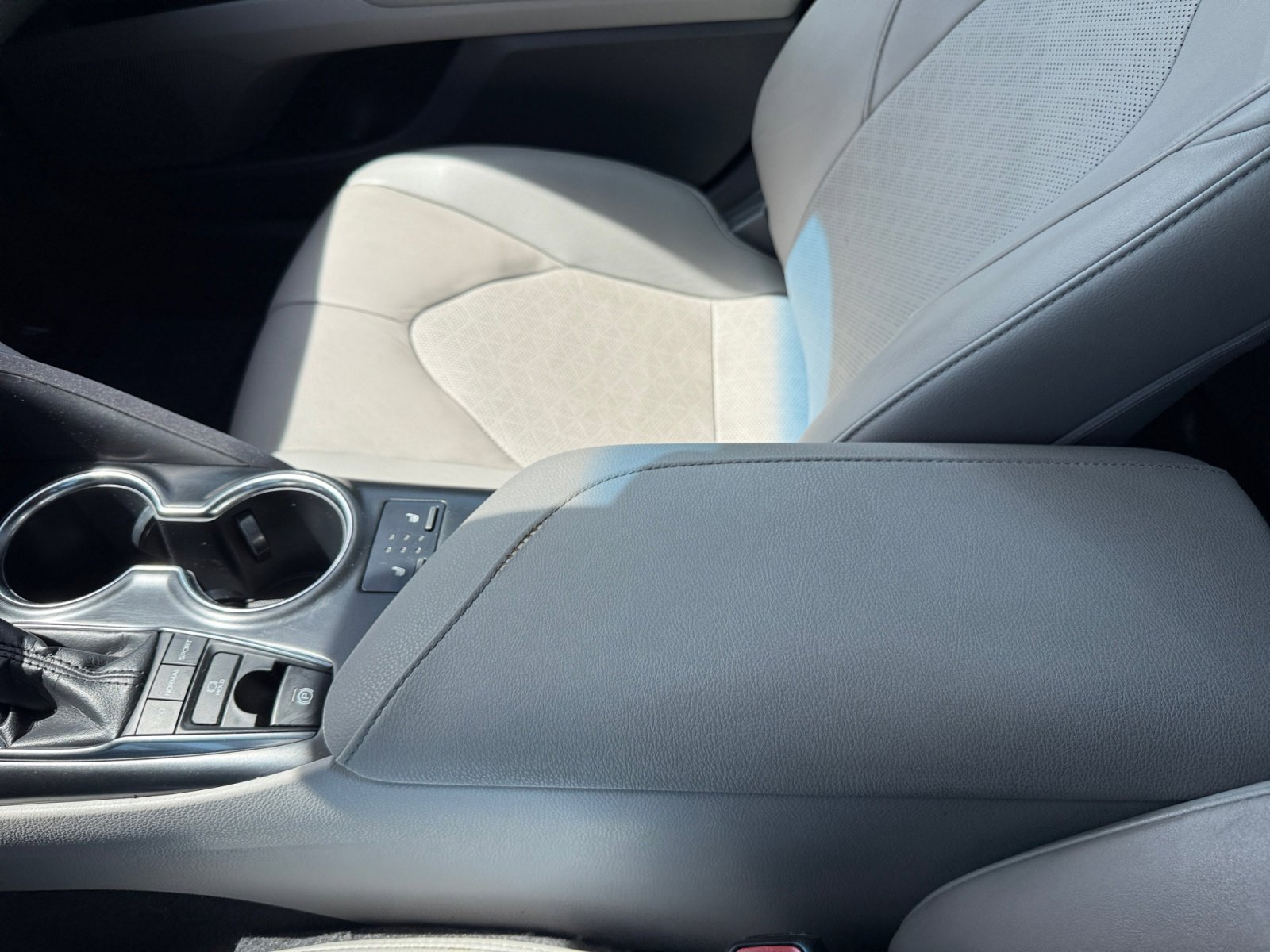 Used 2018 Pearl Toyota XSE V6 image 14