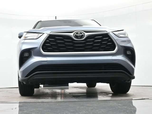 Used 2022 Moon Dust Toyota XLE image 27