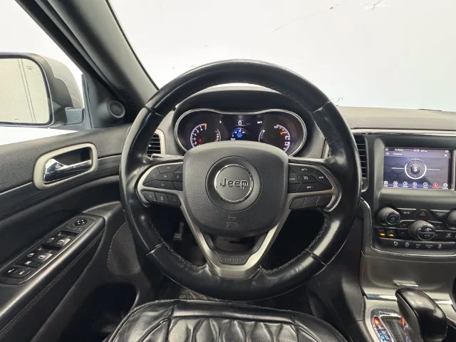 Used 2020 Billet Silver Metallic Clearcoat Jeep Laredo E image 23