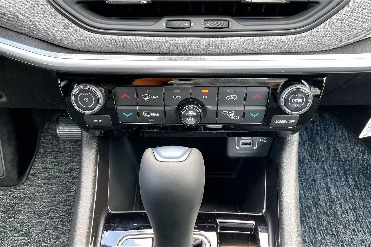 New 2026 Bright White Clearcoat Jeep Latitude image 15
